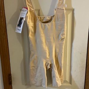 1x Red Hot by Spanx. NWT